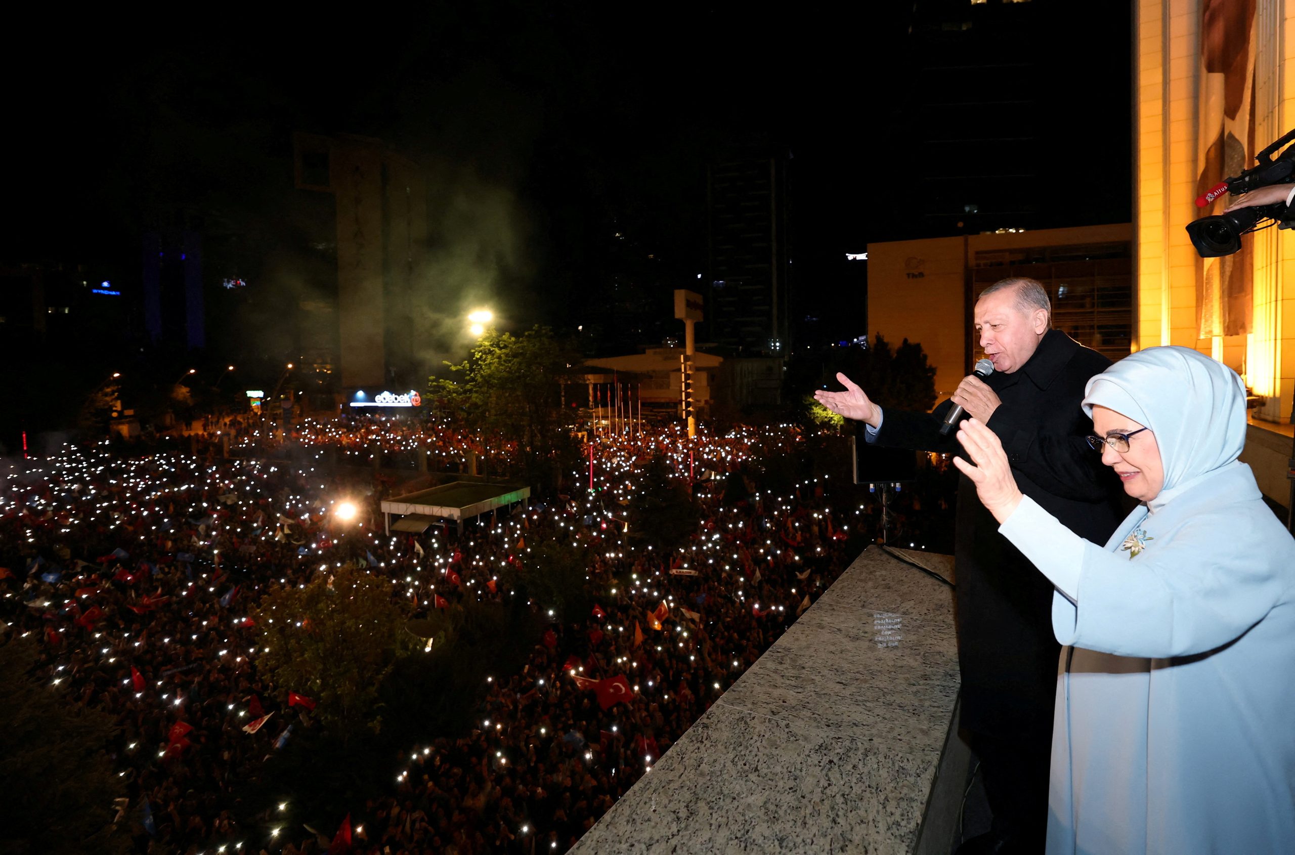 Turkey faces election runoff, Erdogan seen with momentum