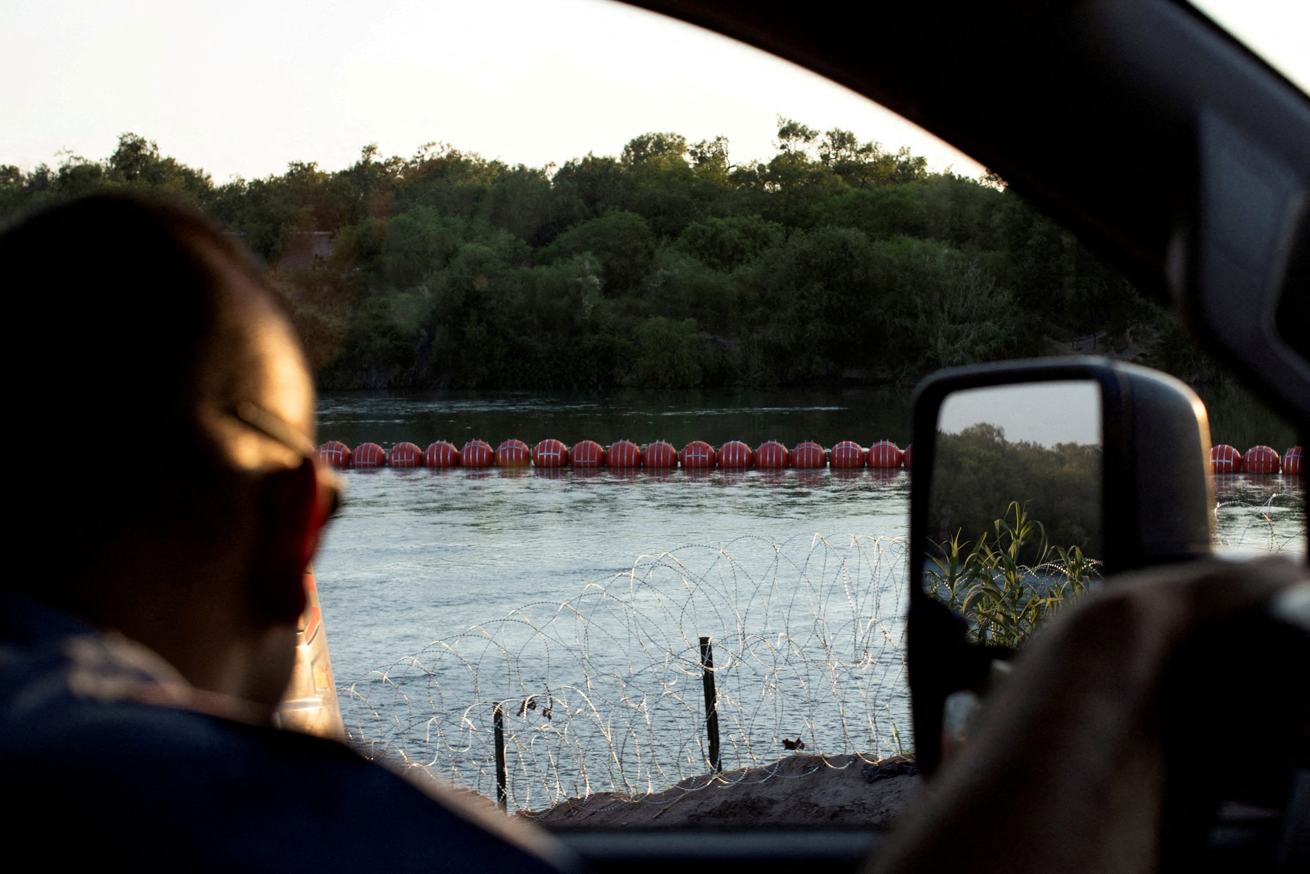 Abbott shows off water barriers to fellow governors