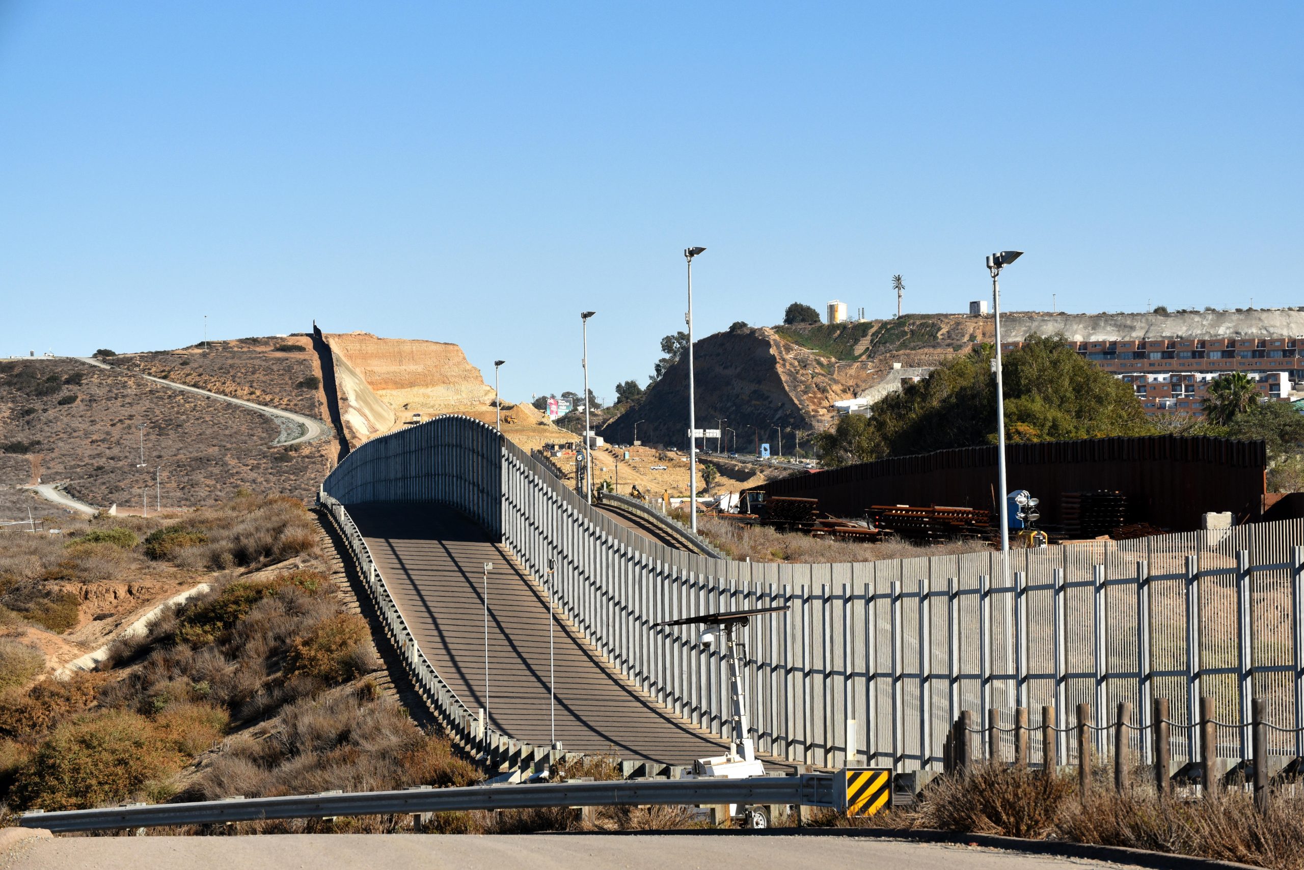 Arizona and Texas take steps to complete border wall