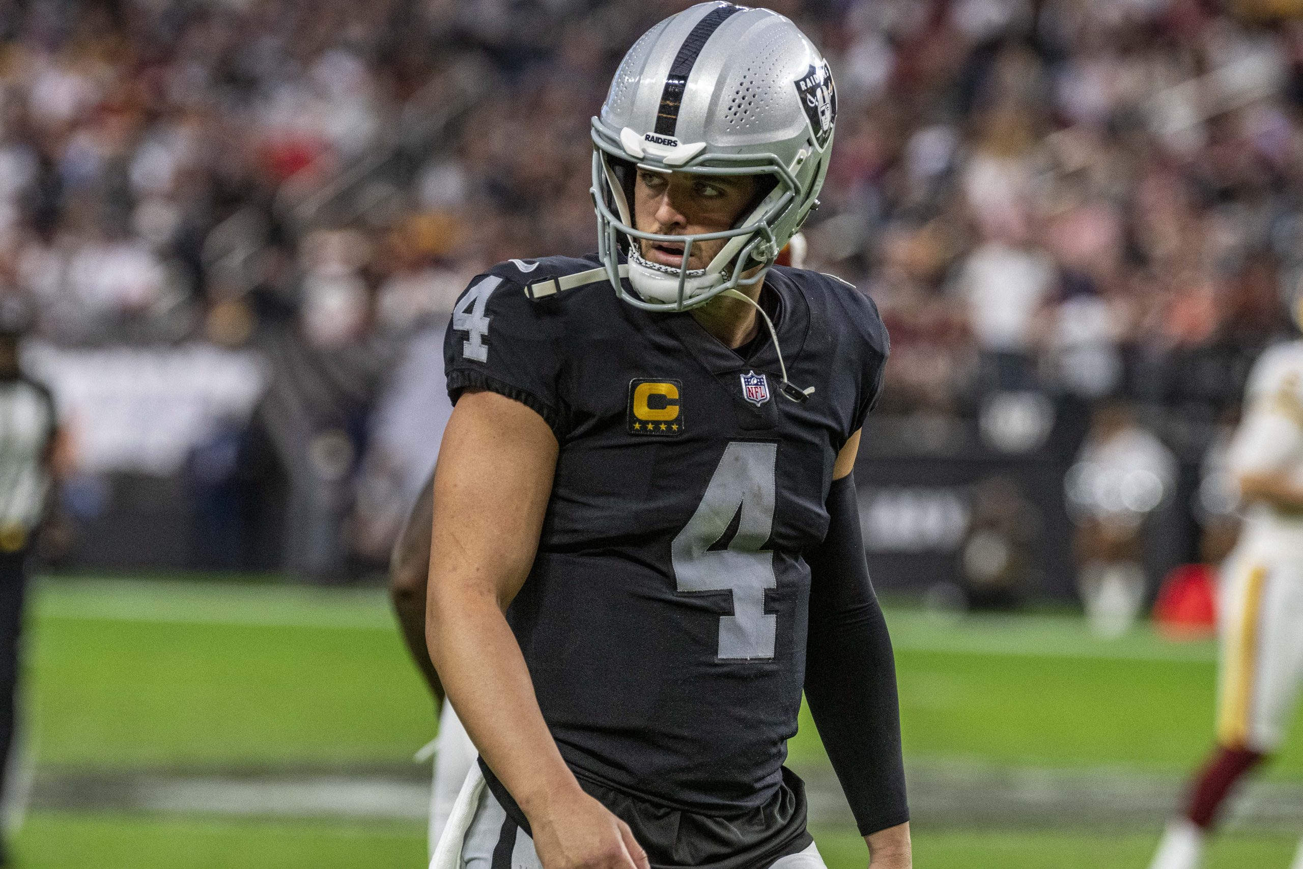 Raiders bench Derek Carr ahead of offseason move