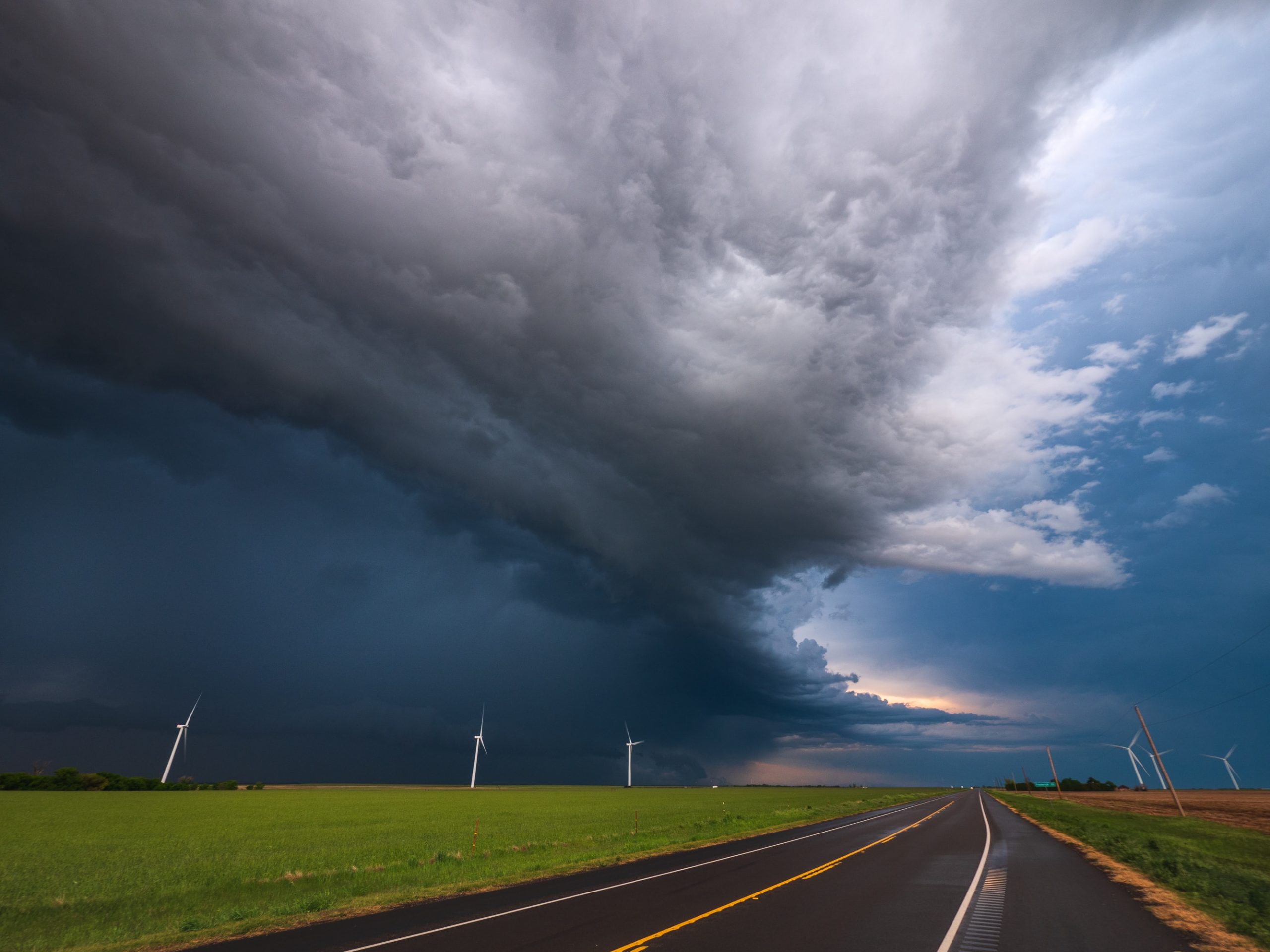 Winter storm pummels north with snow, tornado kills two in Louisiana