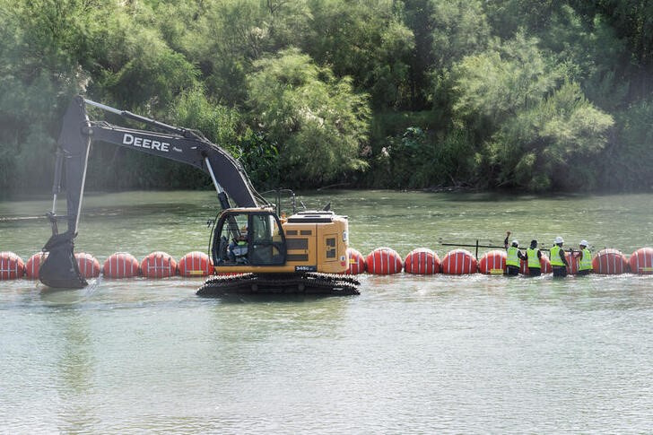 Judge orders Texas to move buoy barrier by mid-September