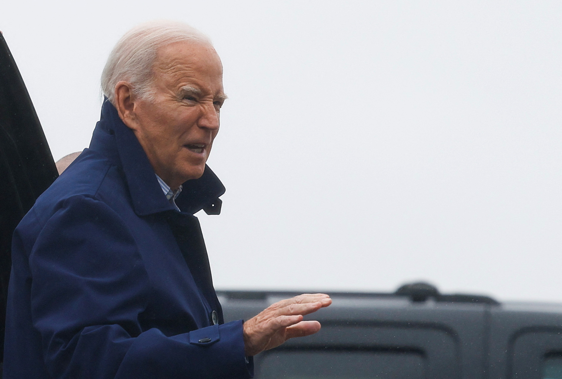 Biden pickets with UAW in presidential first