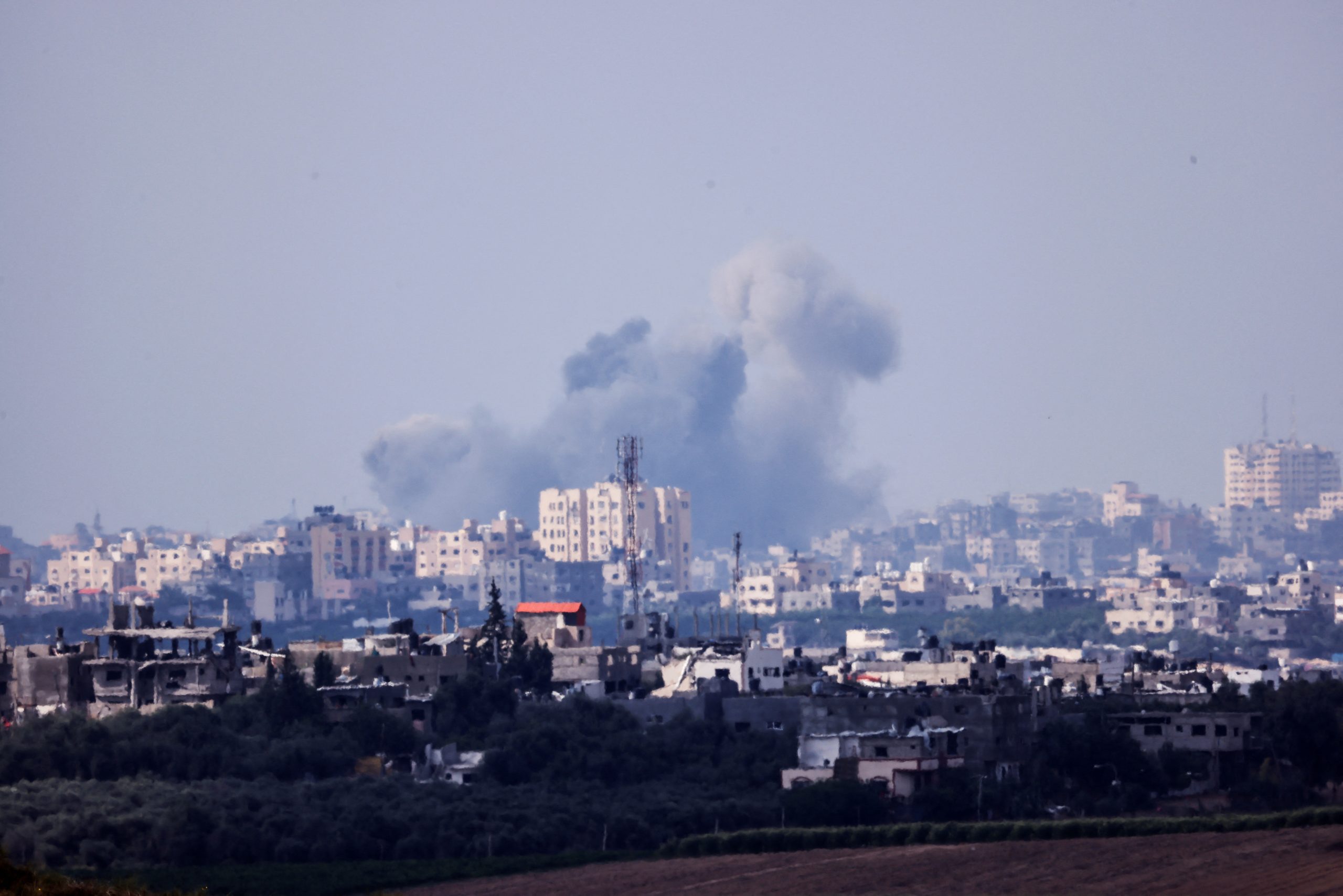 Israeli air strikes continue in Gaza as humanitarian crisis worsens