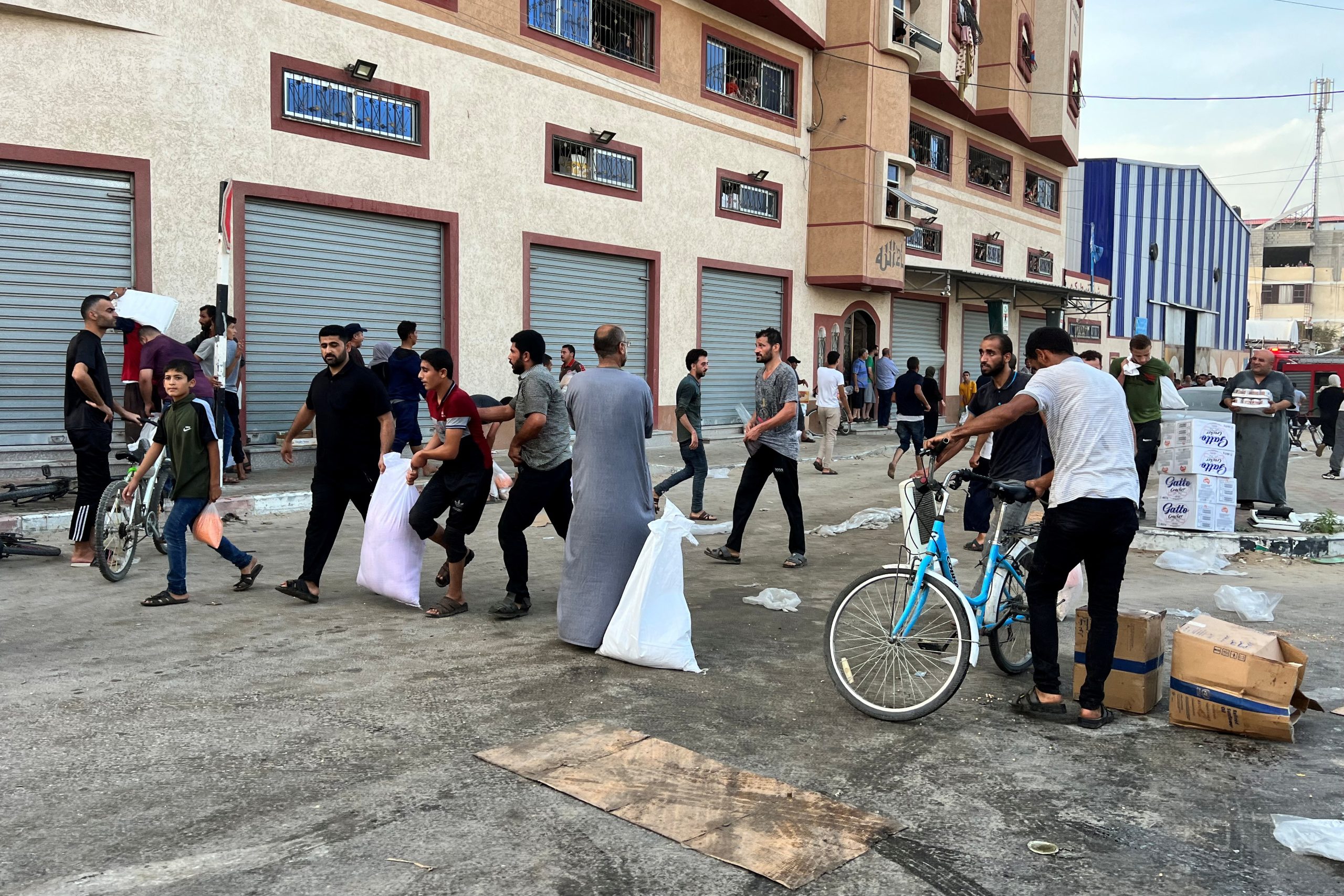 Residents in Gaza break into UN warehouses for supplies