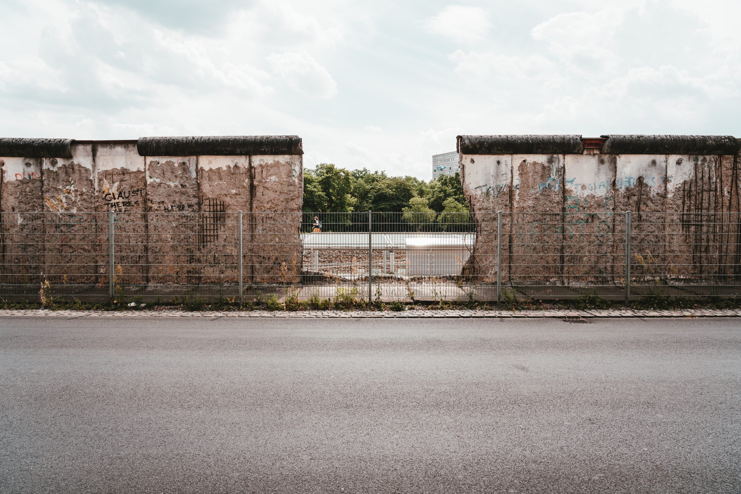 Mexico criticizes U.S. with placement of Berlin Wall piece